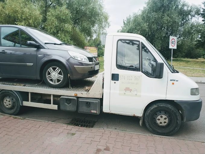 Fiat Ducato z lawetą przewożący samochód osobowy
