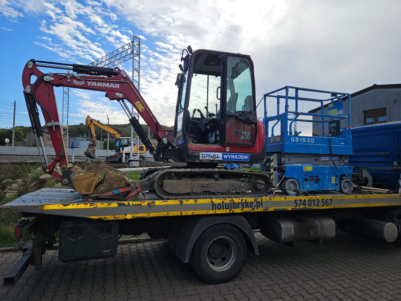 Mini-koparka Yanmar i podest nożycowy na lawecie